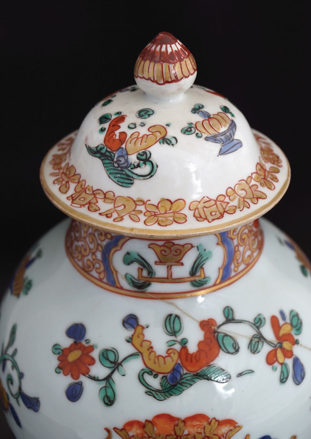 CHINESE QING PERIOD ARMORIAL FAMILLE ROSE VASE - Image 3 of 7