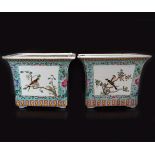 PAIR OF CHINESE QING PERIOD FAMILLE ROSE ENAMELLED JARDINIERES