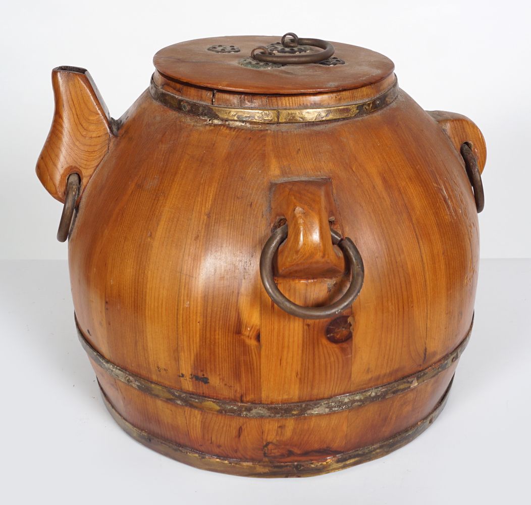 LARGE 19TH-CENTURY CHINESE TEAPOT