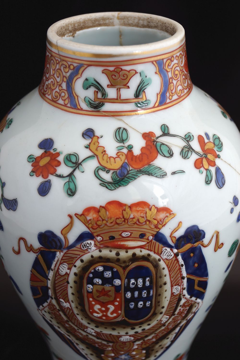 CHINESE QING PERIOD ARMORIAL FAMILLE ROSE VASE - Image 4 of 7