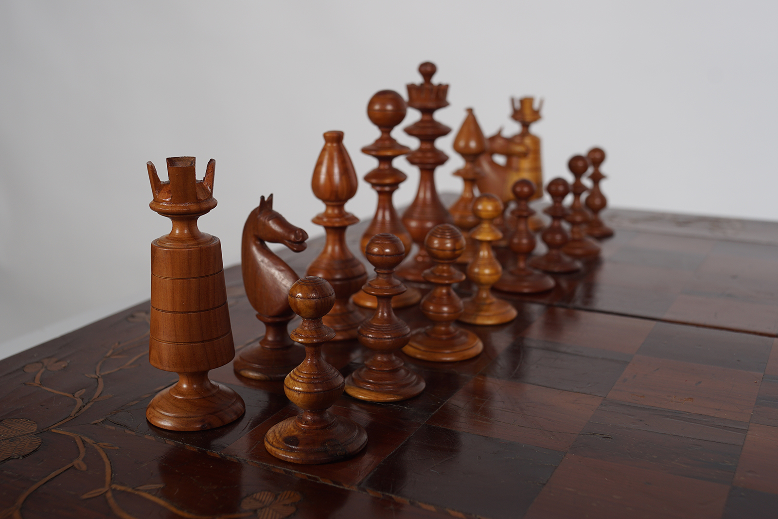 19TH-CENTURY KILLARNEY ARBUTUS CHESS SET - Image 4 of 9