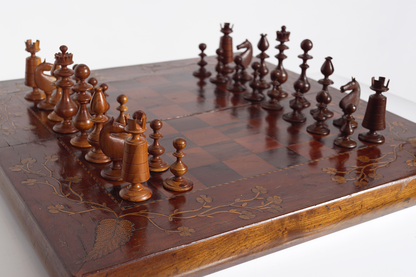 19TH-CENTURY KILLARNEY ARBUTUS CHESS SET