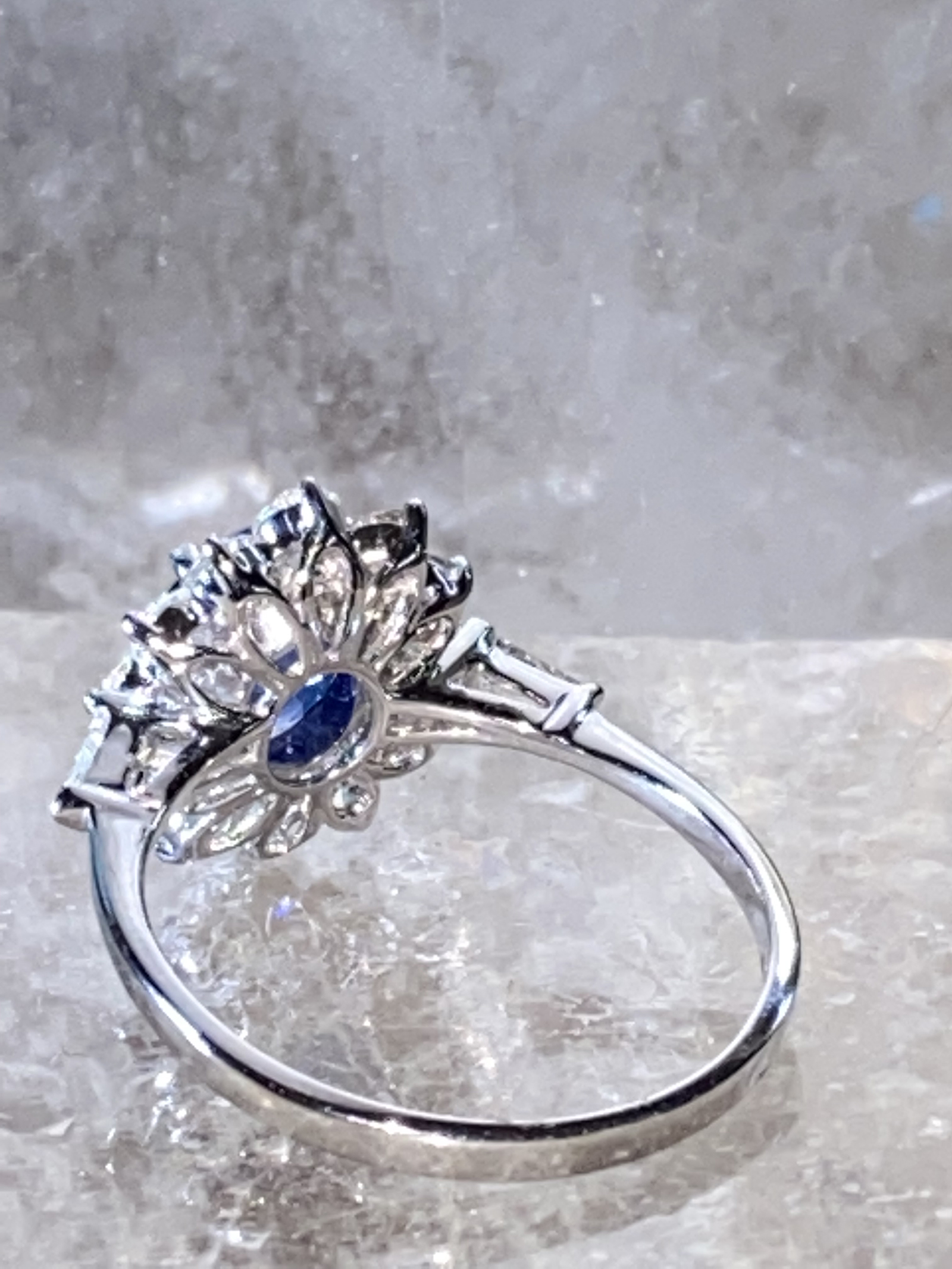 CEYLON SAPPHIRE & DIAMOND CLUSTER RING - Image 4 of 7