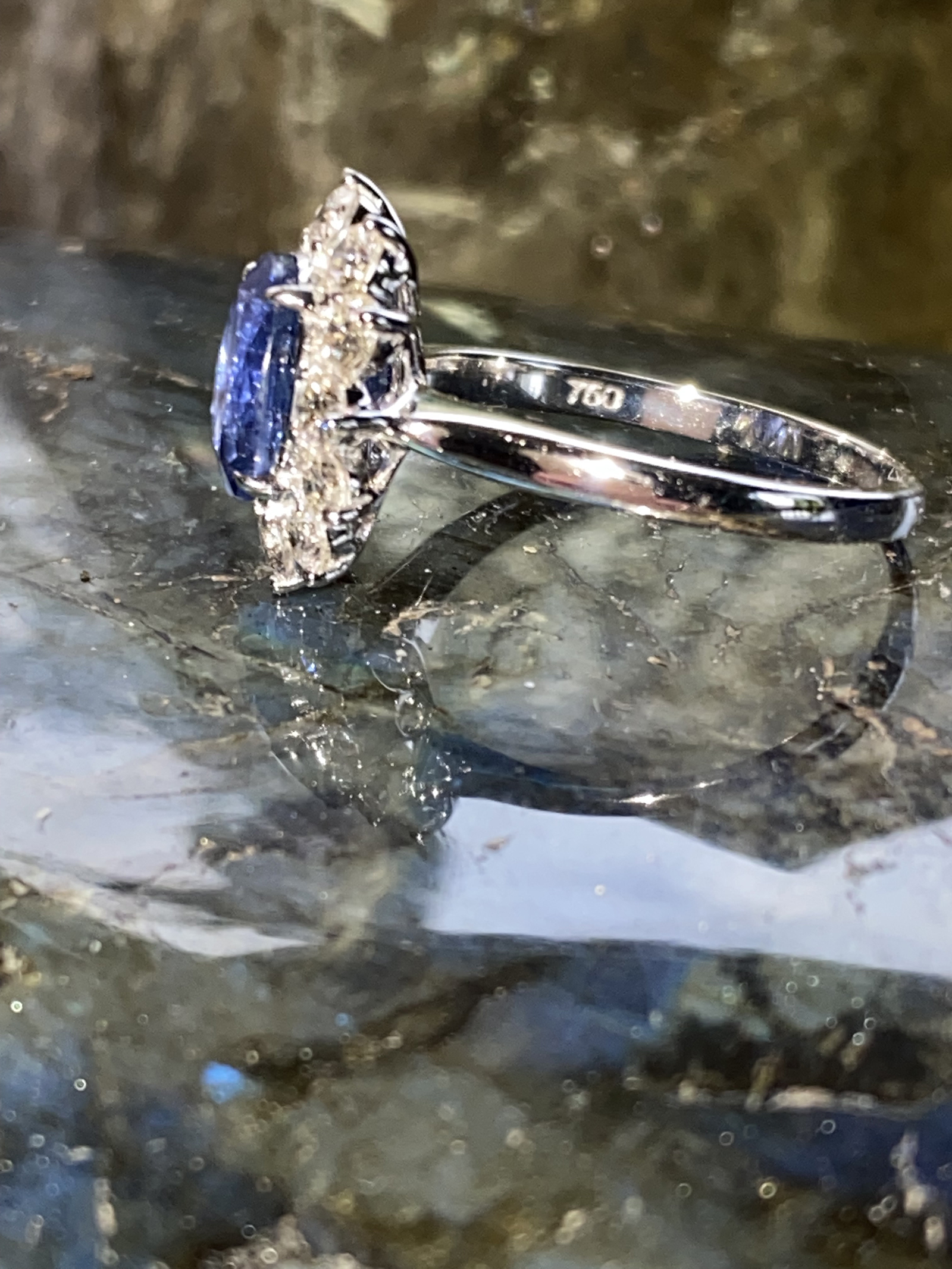 CEYLON SAPPHIRE & DIAMOND CLUSTER RING - Image 5 of 5