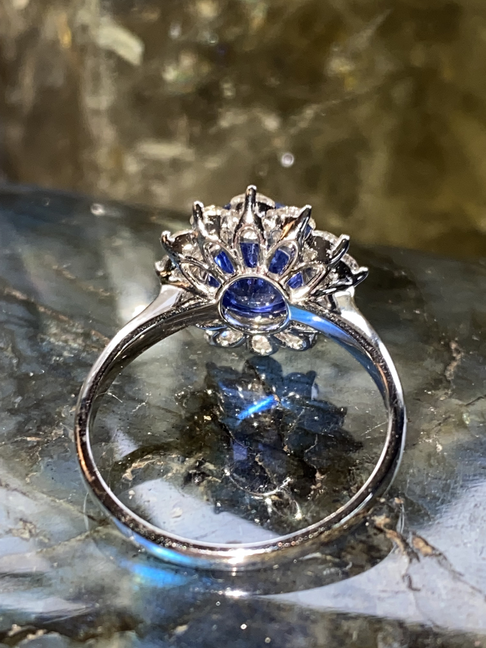 CEYLON SAPPHIRE & DIAMOND CLUSTER RING - Image 3 of 5