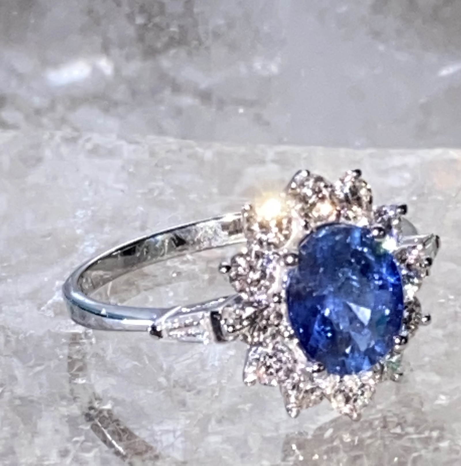 CEYLON SAPPHIRE & DIAMOND CLUSTER RING - Image 5 of 7