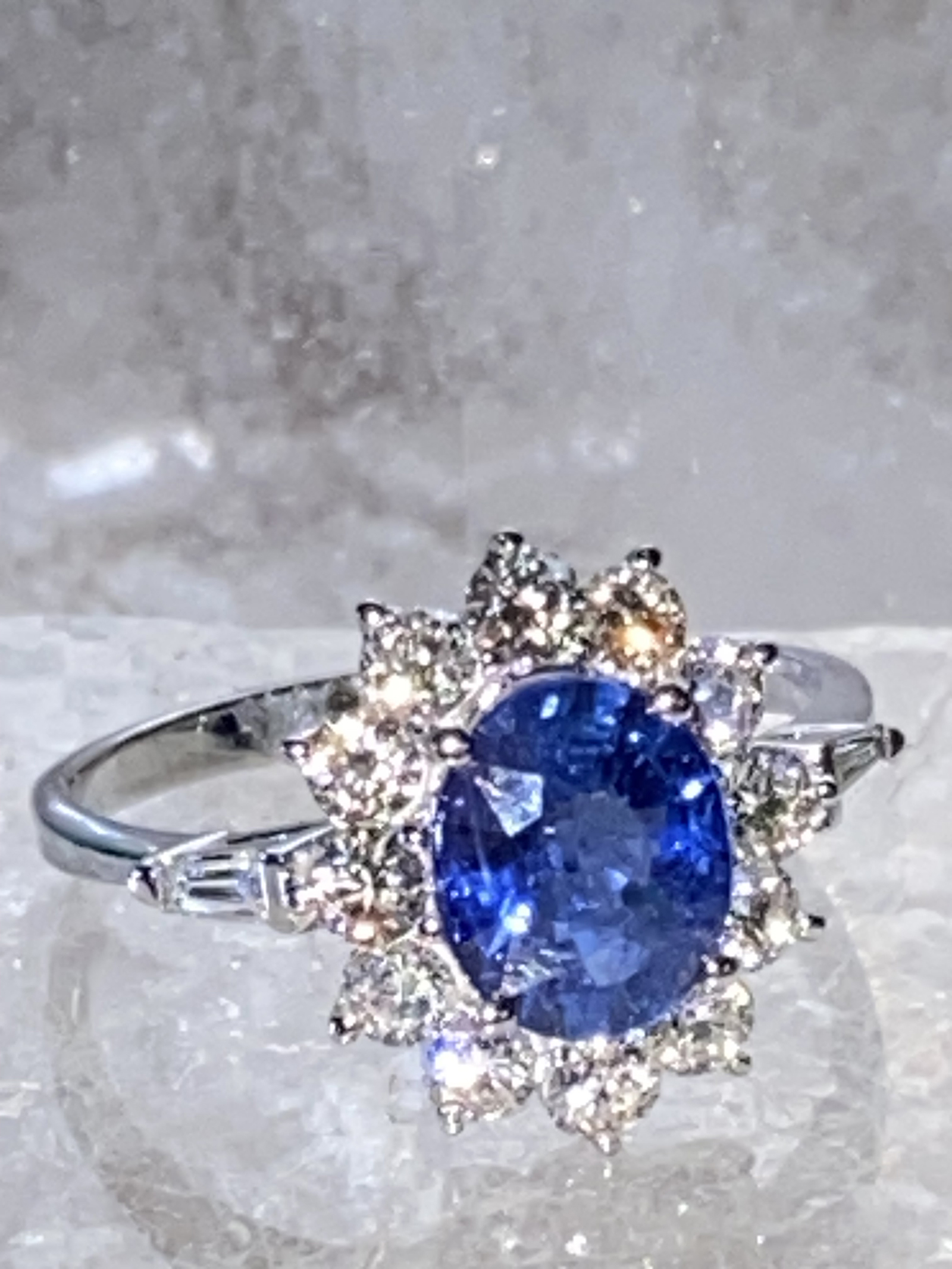 CEYLON SAPPHIRE & DIAMOND CLUSTER RING