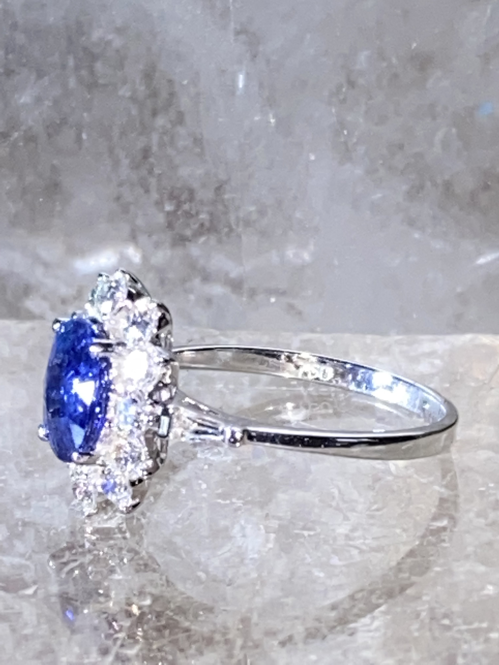 CEYLON SAPPHIRE & DIAMOND CLUSTER RING - Image 3 of 7