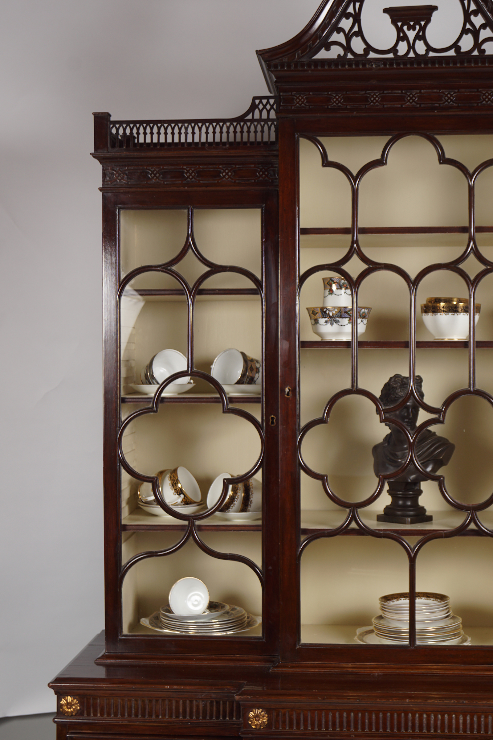 CHIPPENDALE STYLE MAHOGANY BREAKFRONT BOOKCASE - Image 2 of 5