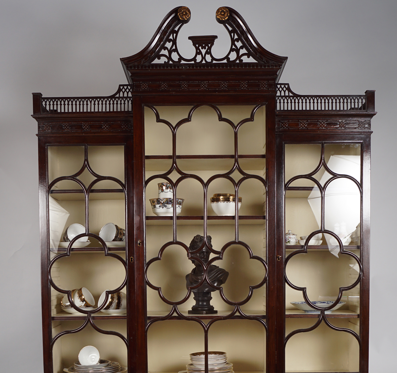 CHIPPENDALE STYLE MAHOGANY BREAKFRONT BOOKCASE - Image 3 of 5