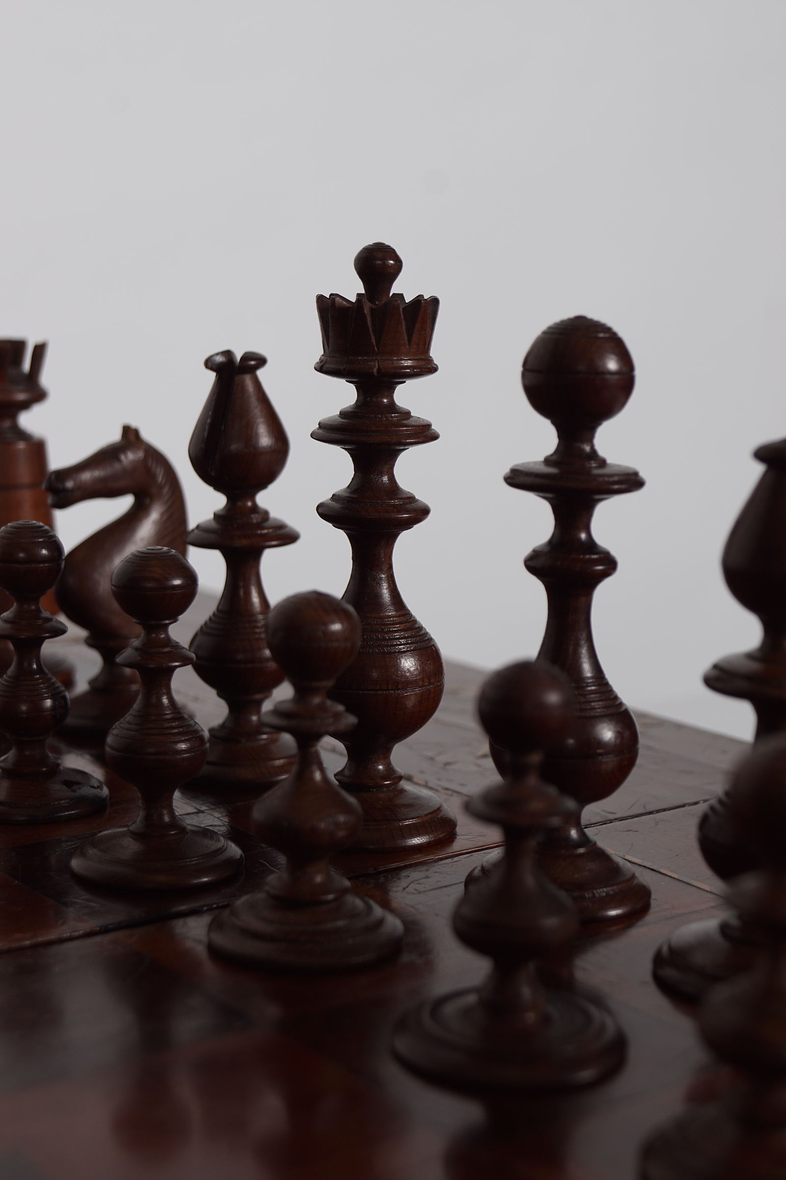 19TH-CENTURY KILLARNEY ARBUTUS CHESS SET - Image 7 of 9