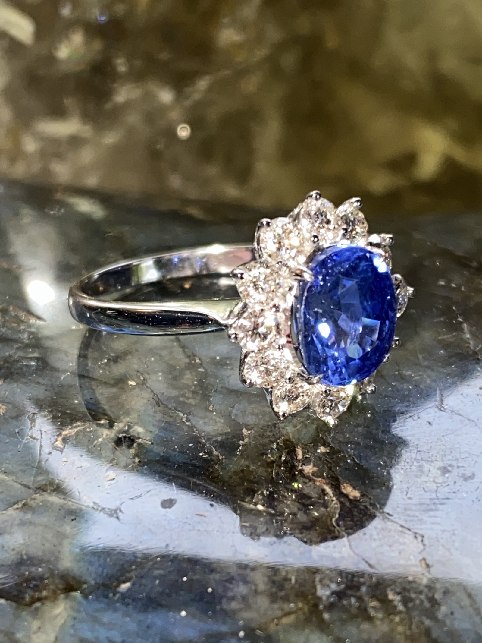 CEYLON SAPPHIRE & DIAMOND CLUSTER RING - Image 4 of 5