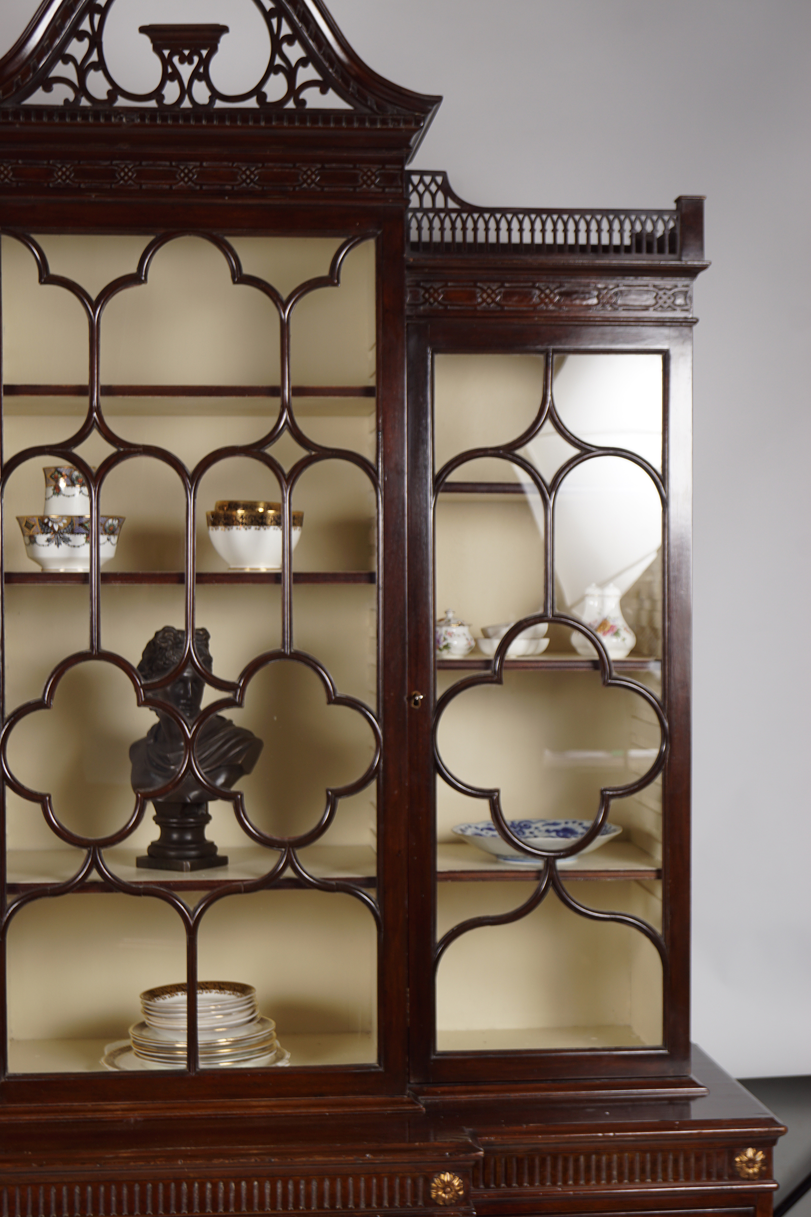 CHIPPENDALE STYLE MAHOGANY BREAKFRONT BOOKCASE - Image 4 of 5