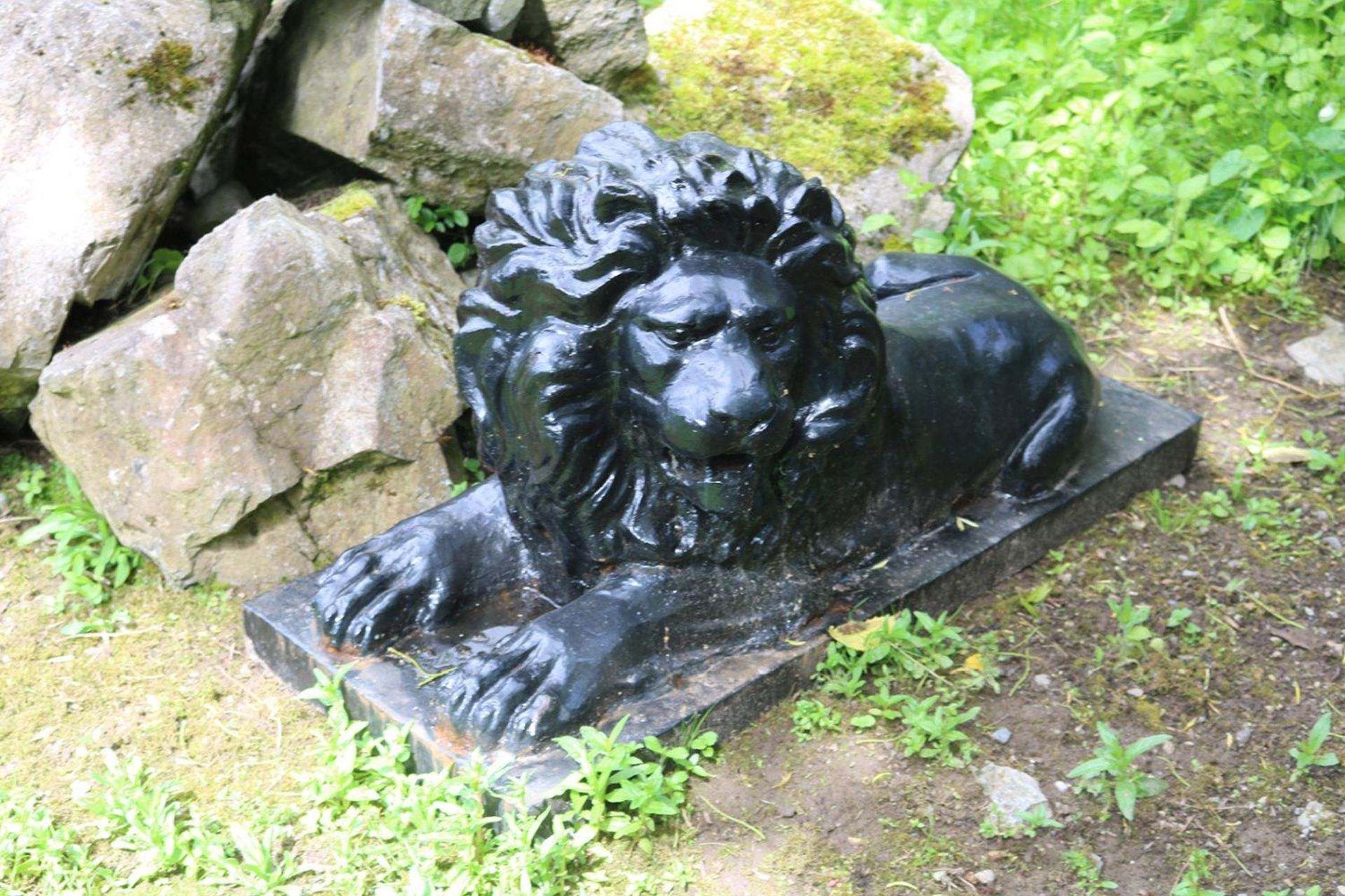 PAIR OF LARGE CAST IRON ESTATE LIONS - Image 3 of 3