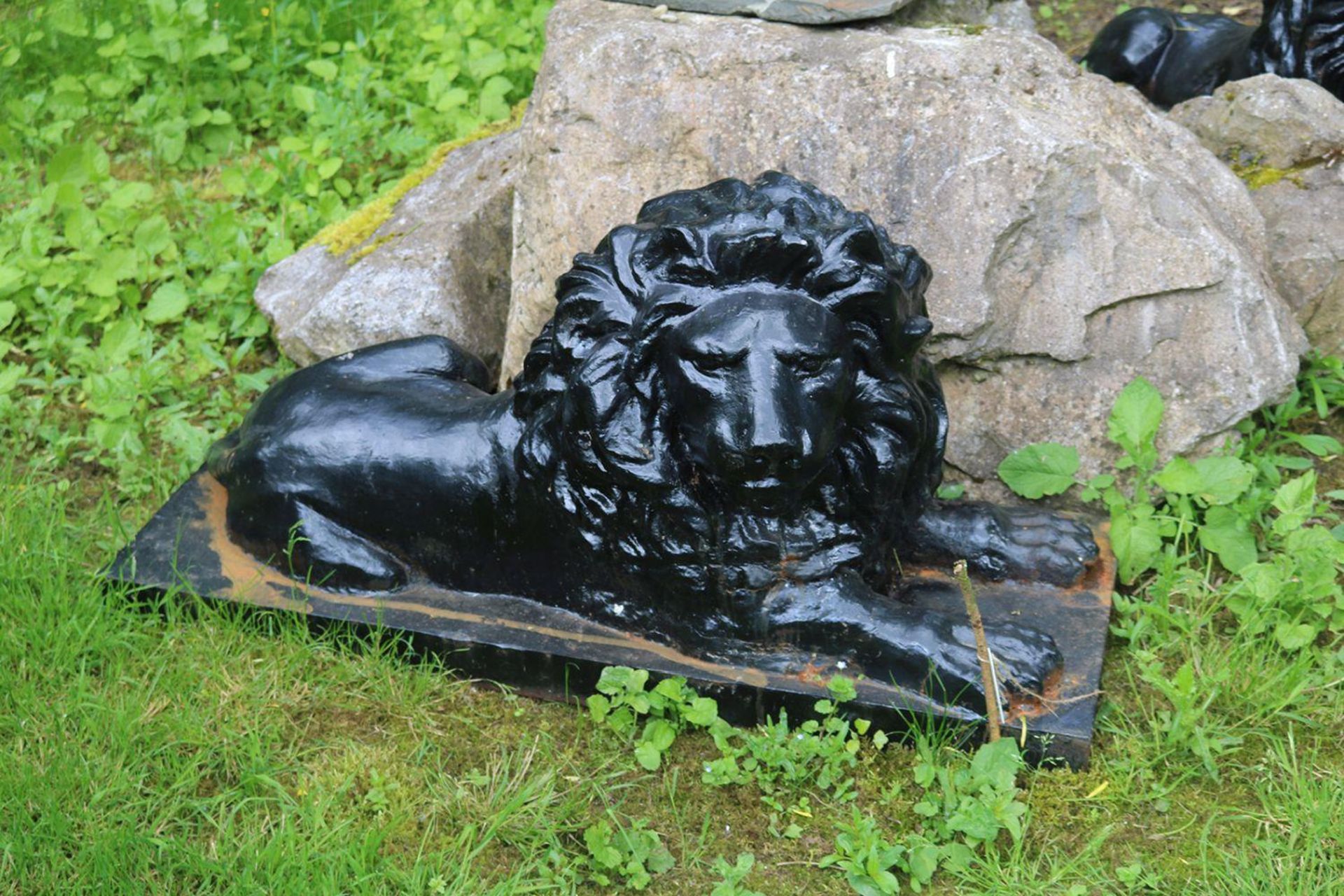 PAIR OF LARGE CAST IRON ESTATE LIONS - Image 2 of 3