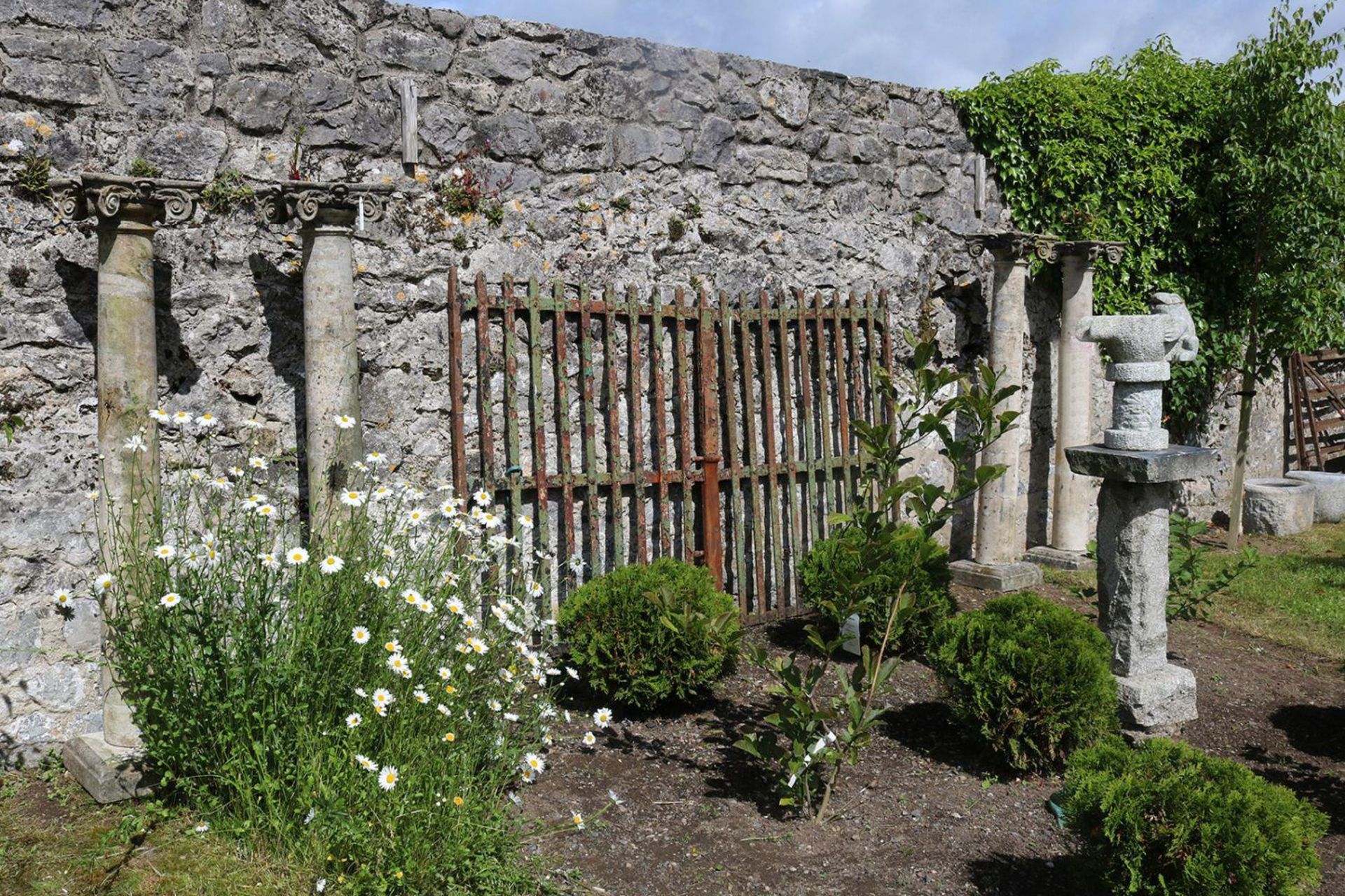 SET OF 4 COMPOSITE STONE CLASSICAL COLUMNS