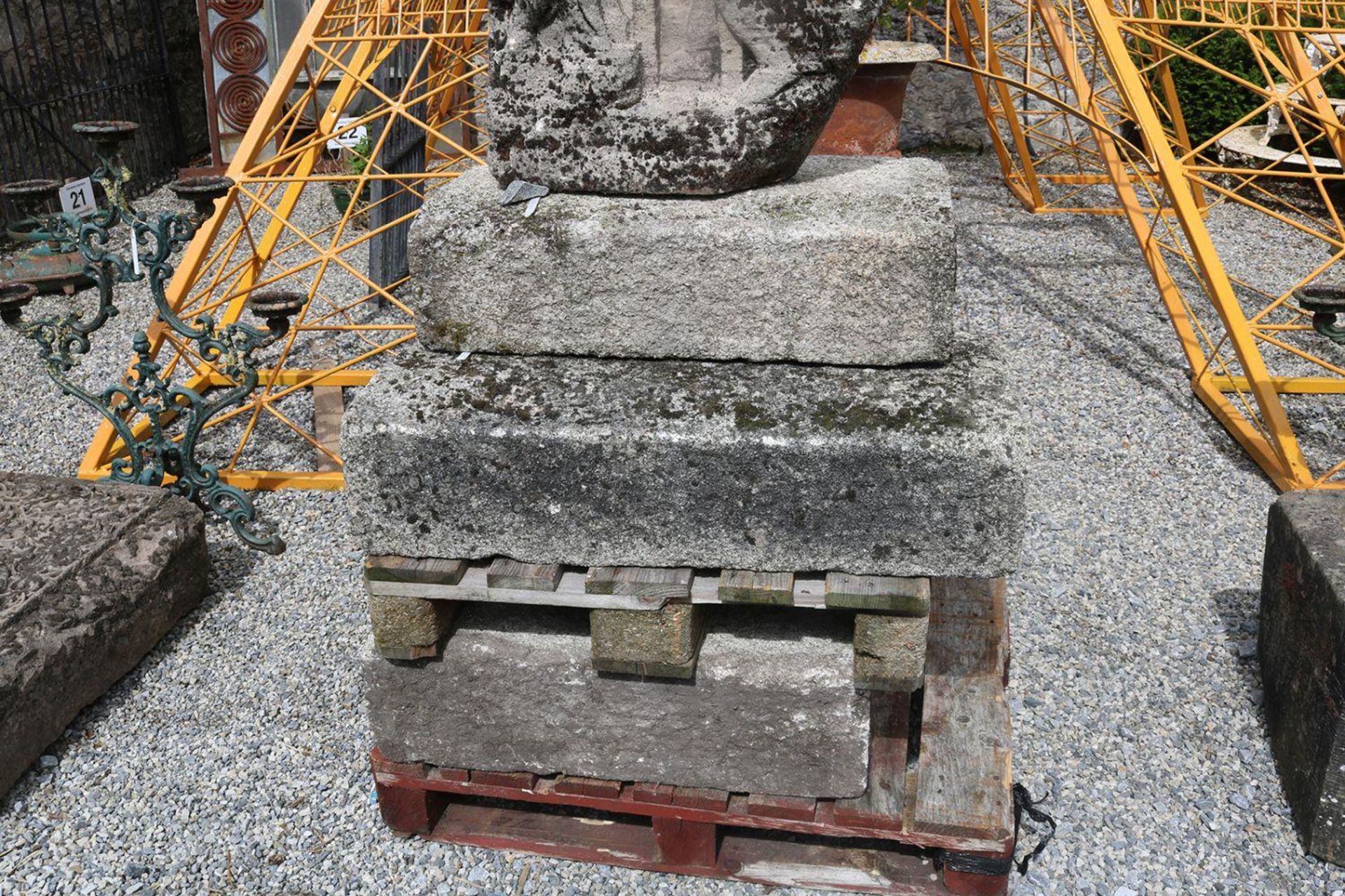 SET OF 5 18TH-CENTURY CUT STONE STEPS - Bild 2 aus 2