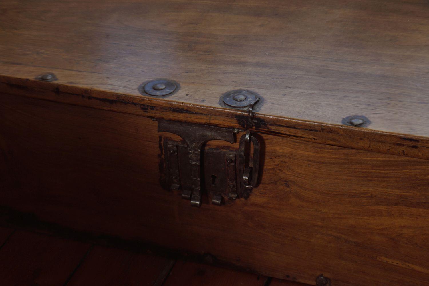 LARGE 19TH-CENTURY HARDWOOD TRUNK - Bild 2 aus 3