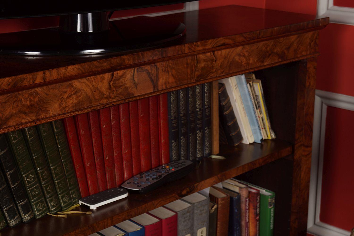 19TH-CENTURY WALNUT OPEN BOOKSHELF - Bild 3 aus 3