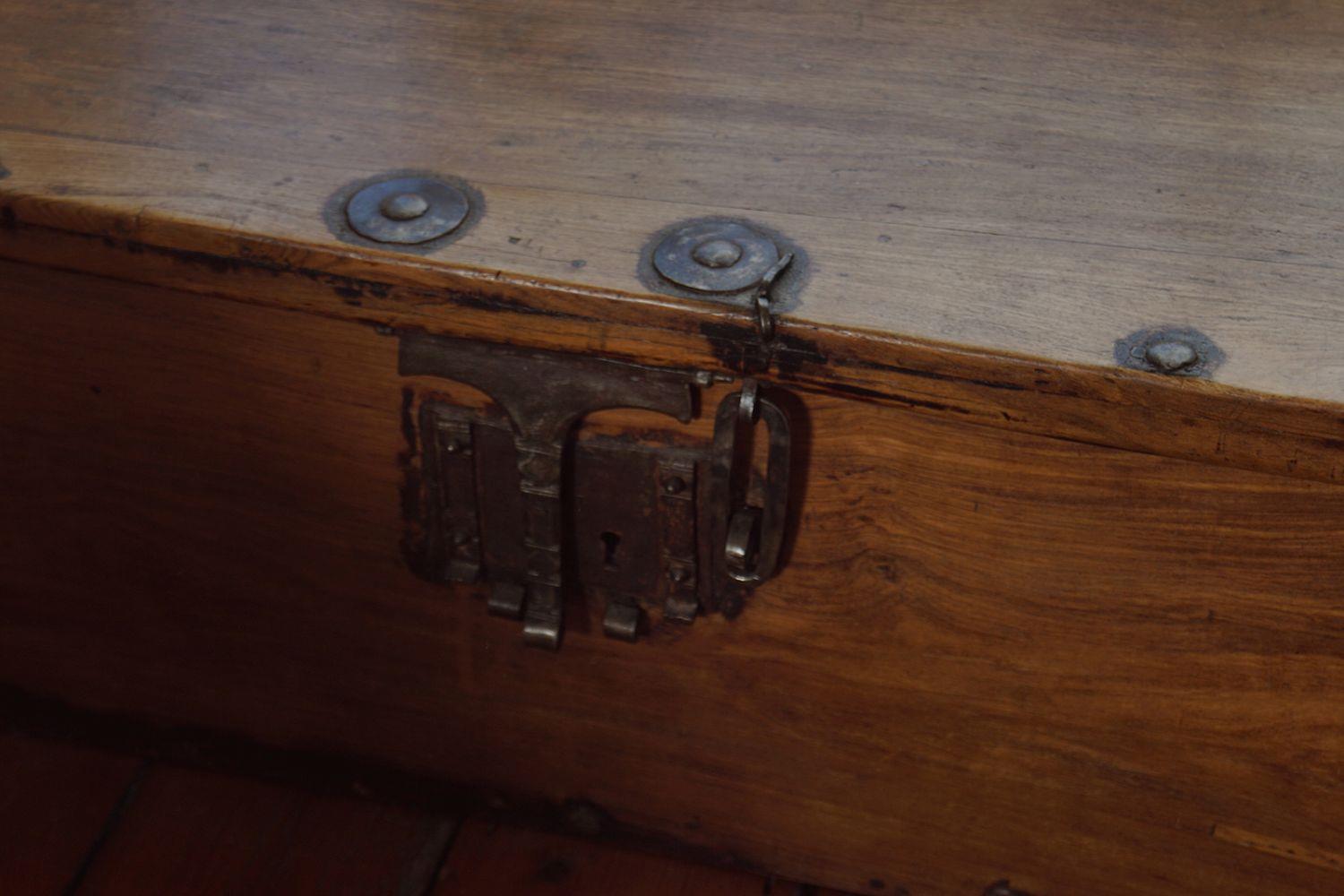 LARGE 19TH-CENTURY HARDWOOD TRUNK - Bild 3 aus 3