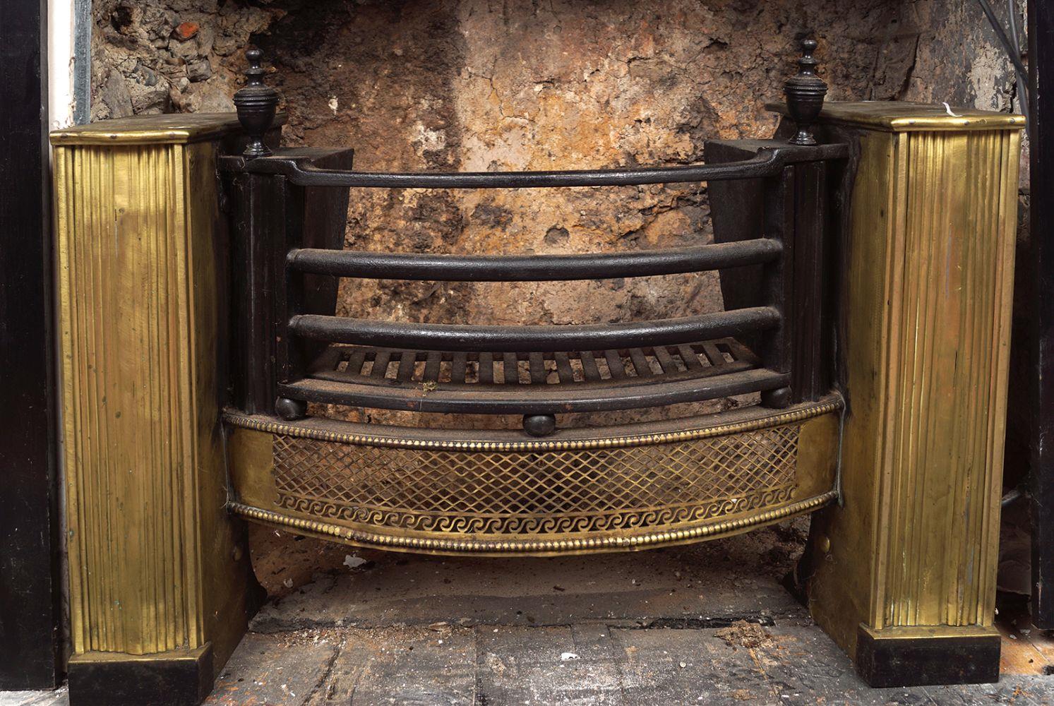 GEORGE III DUBLIN BRASS & CAST IRON FIRE GUARD