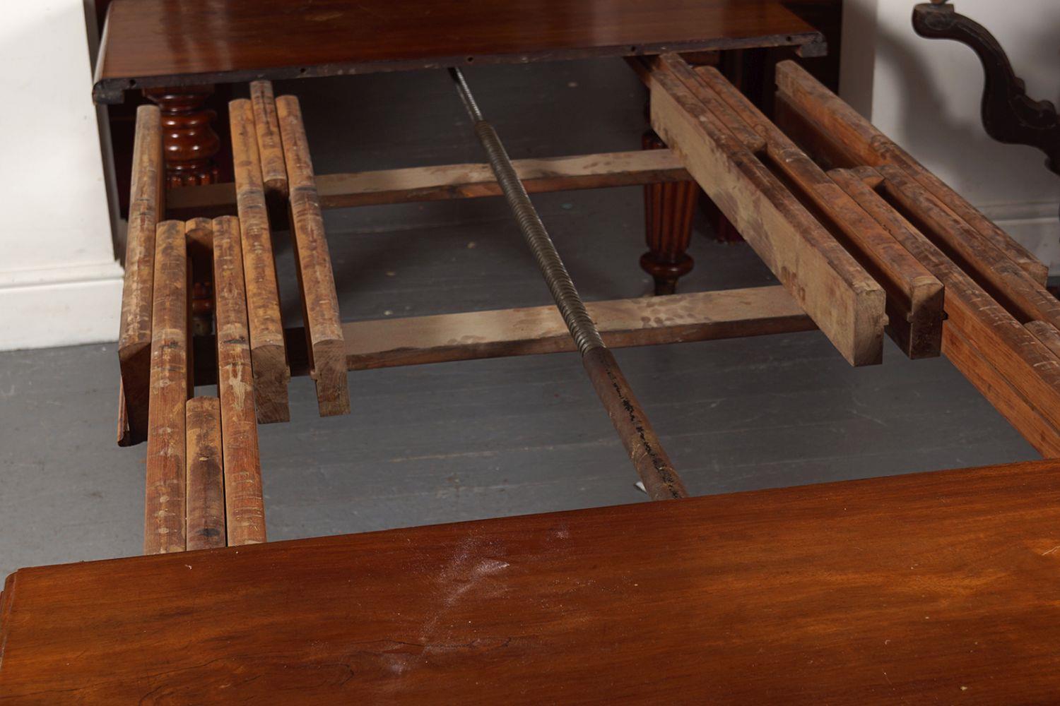 LARGE 19TH-CENTURY MAHOGANY DINING TABLE - Image 4 of 4
