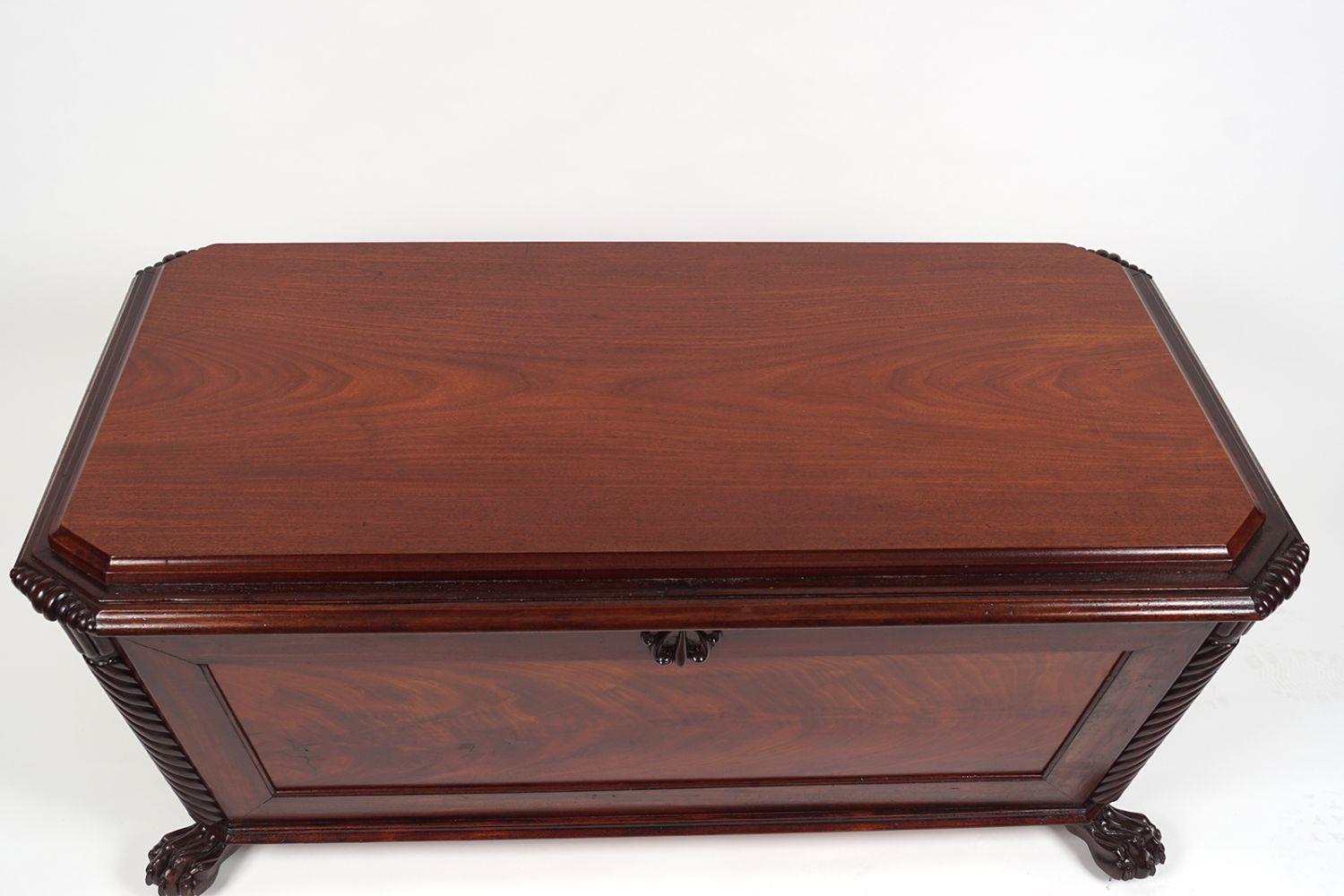 LARGE ANTIQUE MAHOGANY COFFEE TABLE - Image 2 of 3