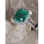 COLOMBIAN EMERALD & DIAMOND CLUSTER RING