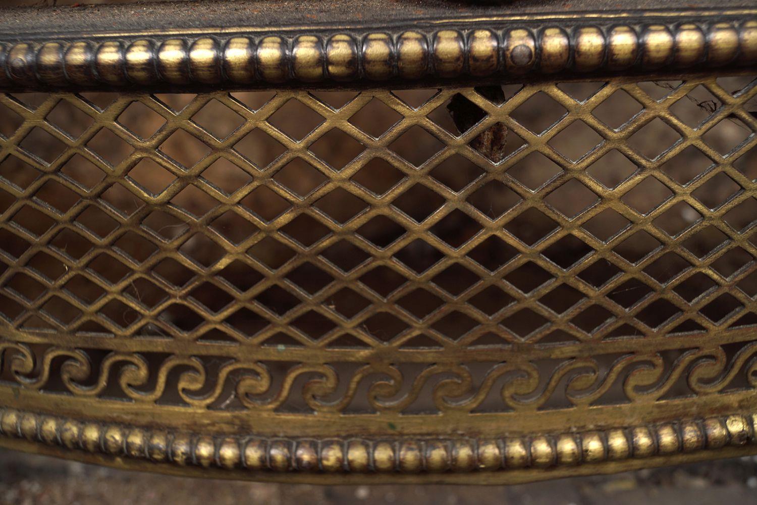 GEORGE III DUBLIN BRASS & CAST IRON FIRE GUARD - Image 2 of 3