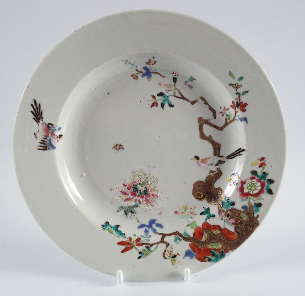 18TH-CENTURY CHINESE FAMILLE ROSE PLATE