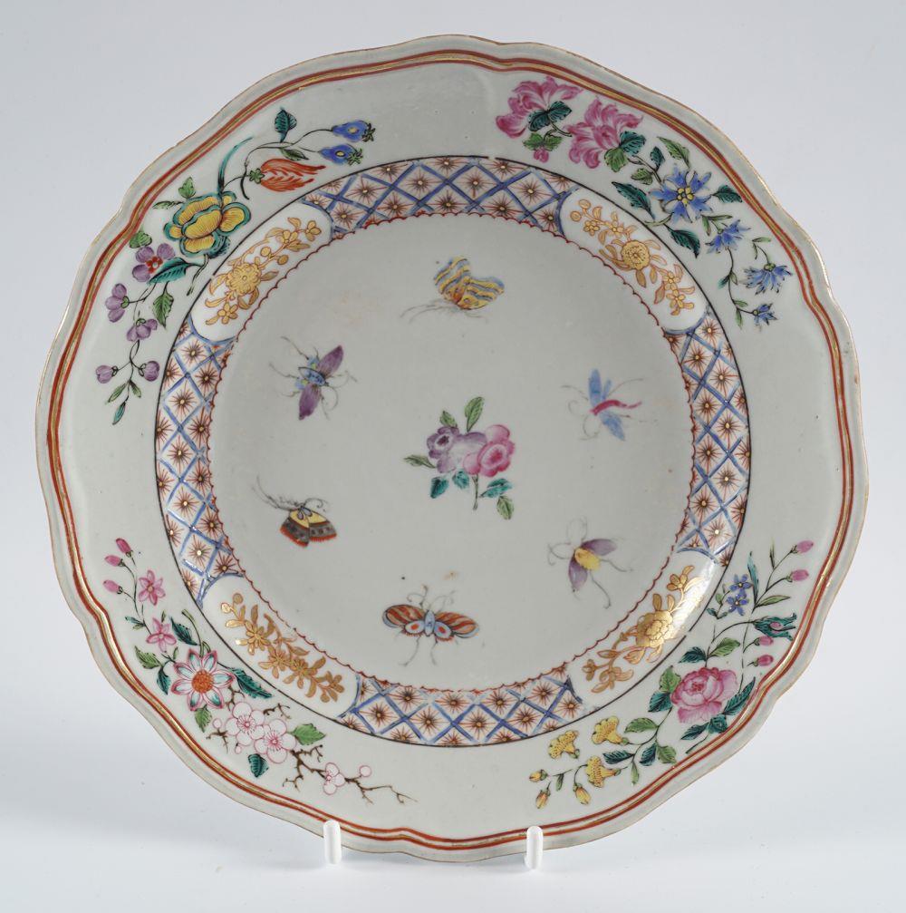 18TH-CENTURY CHINESE FAMILLE ROSE PLATE