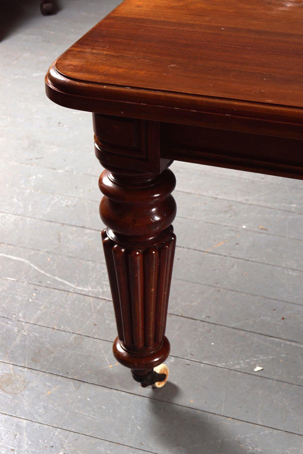 LARGE 19TH-CENTURY MAHOGANY DINING TABLE - Image 3 of 4