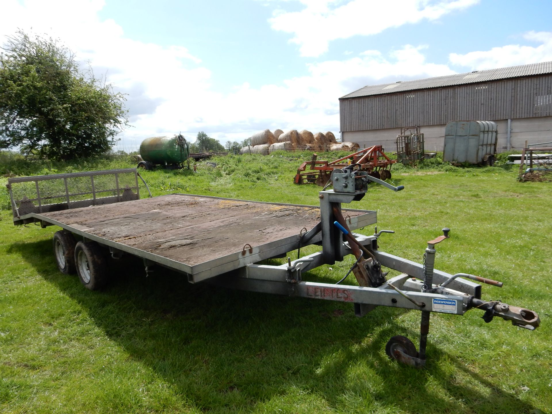 Indespension flatbed trailer with a hydraulic tipping bed. - Image 3 of 3