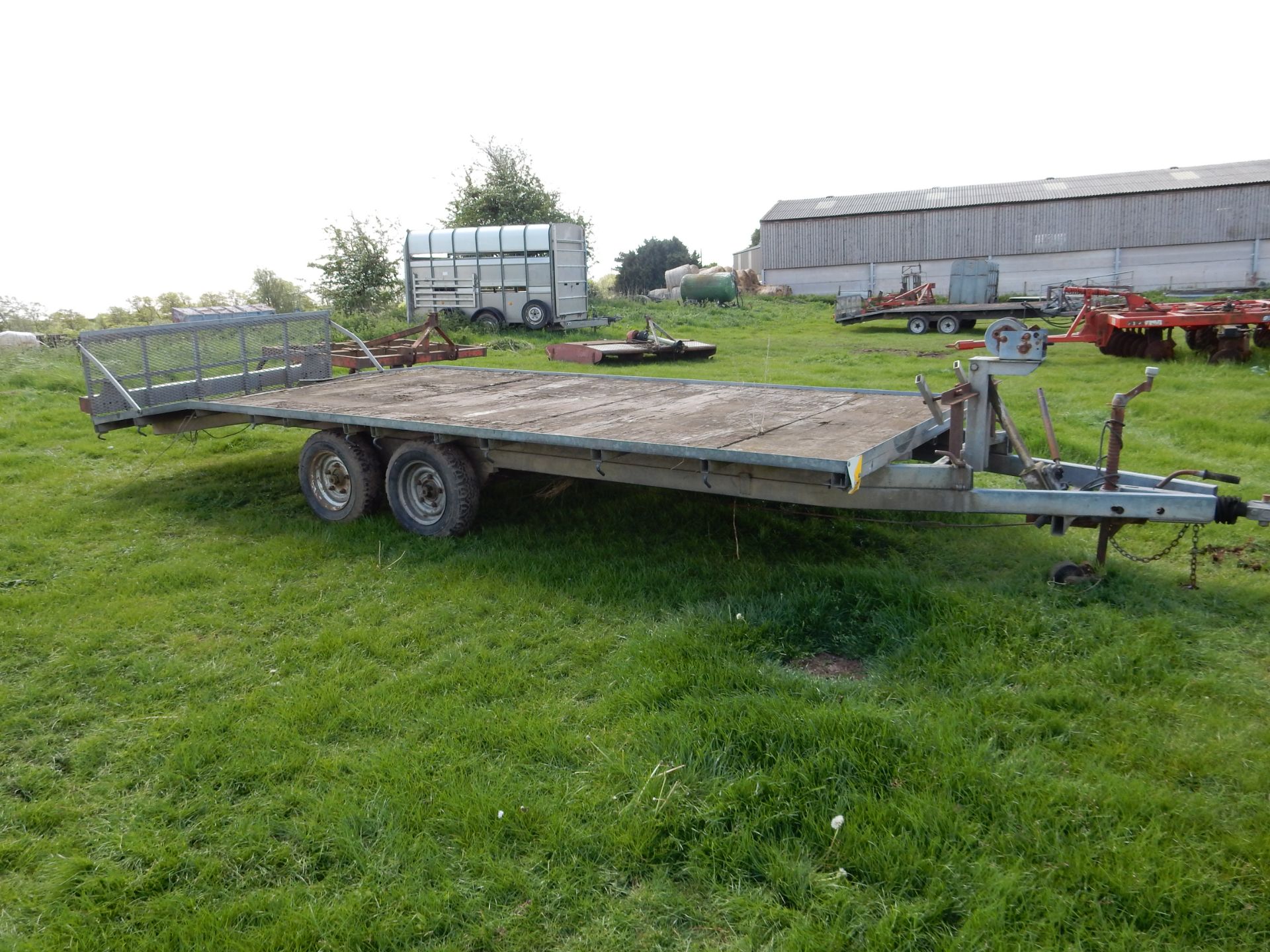 Indespension flatbed trailer with a hydraulic tipping bed.