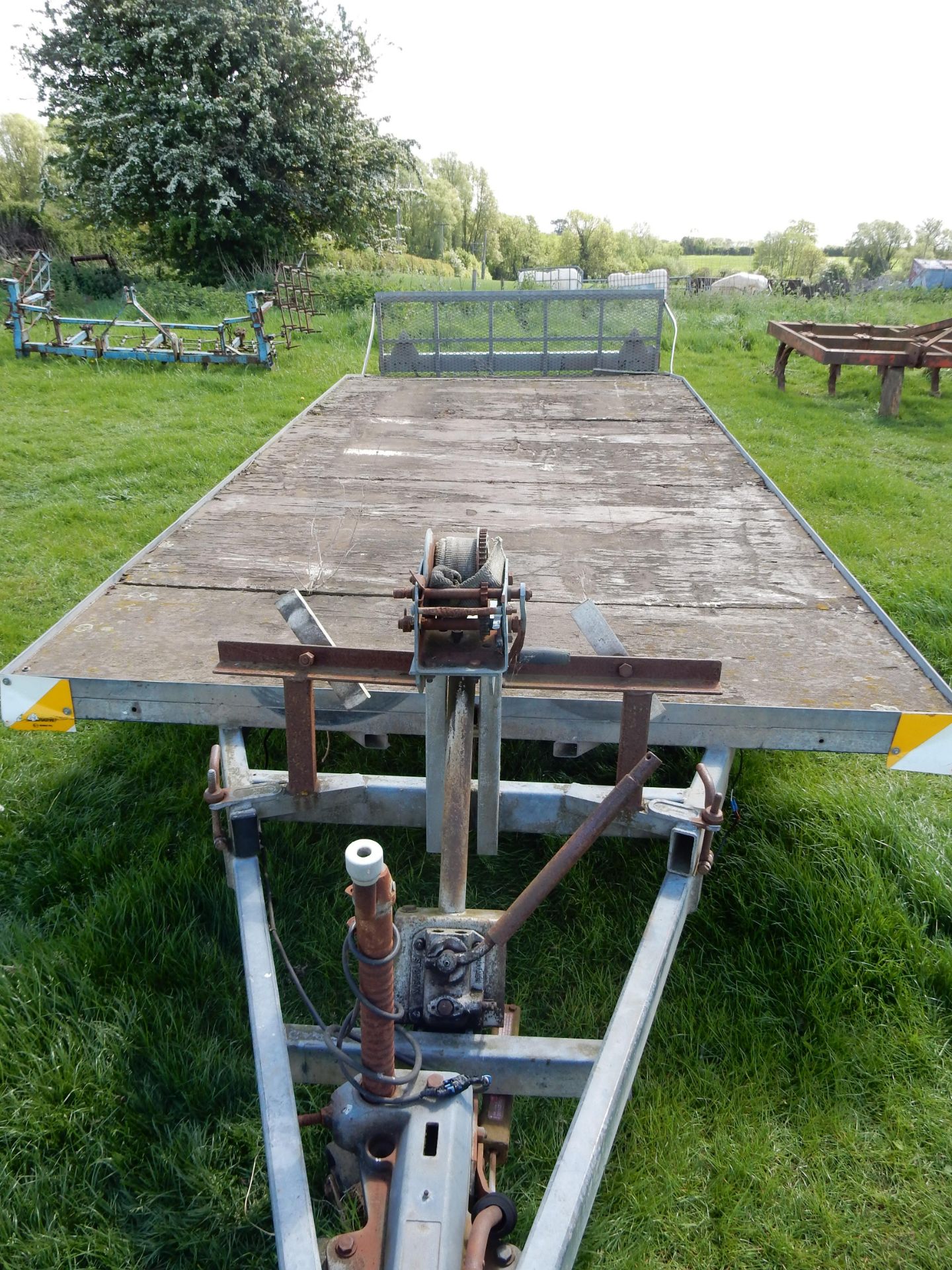 Indespension flatbed trailer with a hydraulic tipping bed. - Image 4 of 4