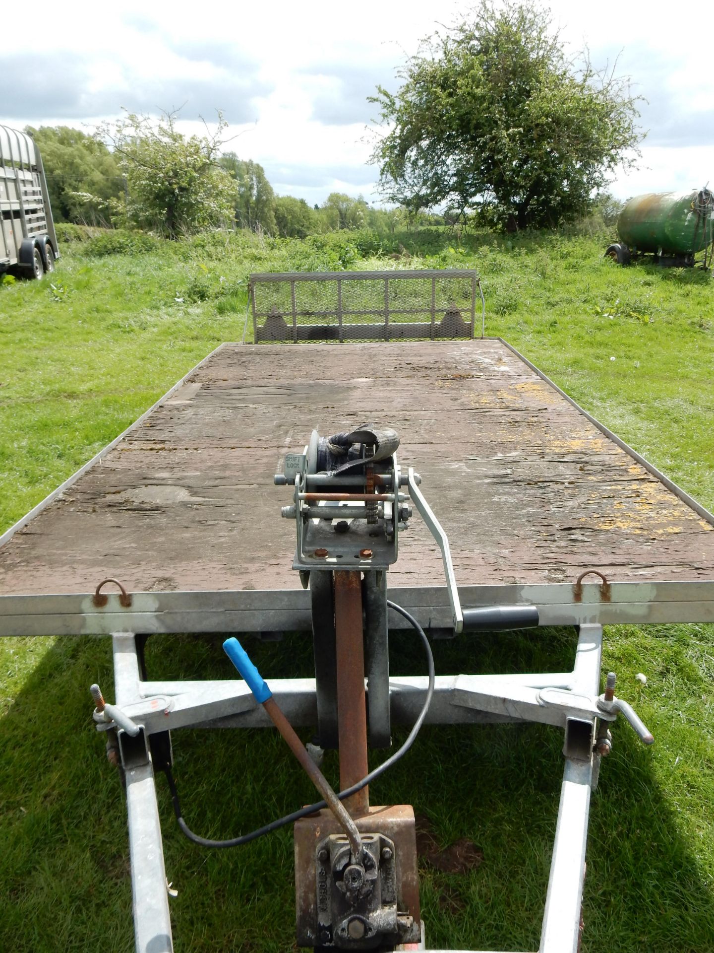 Indespension flatbed trailer with a hydraulic tipping bed.