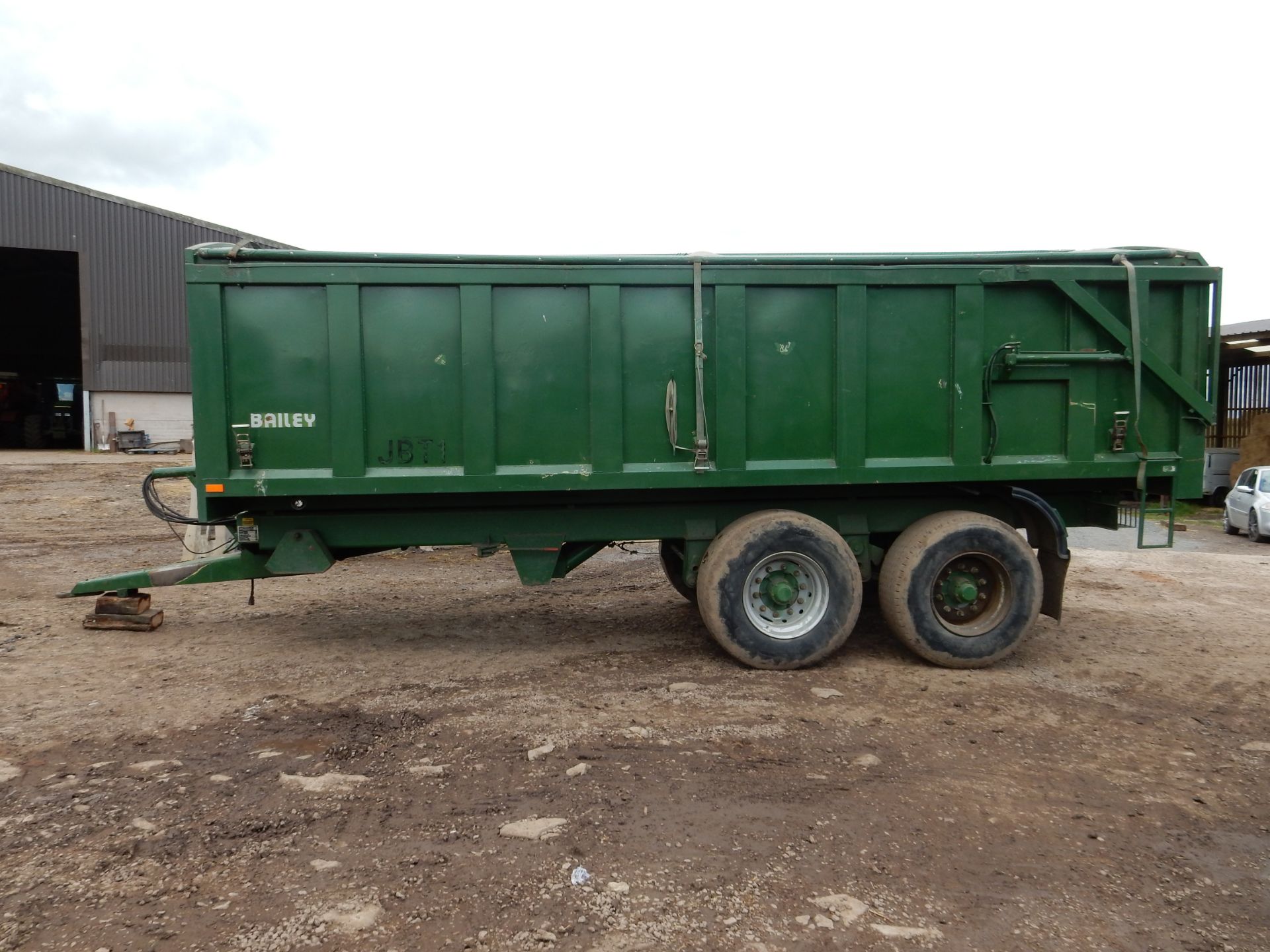 Bailey (2006) 16 tonne twin axle corn trailer with hydraulic tailgate and roller cover. - Image 3 of 4