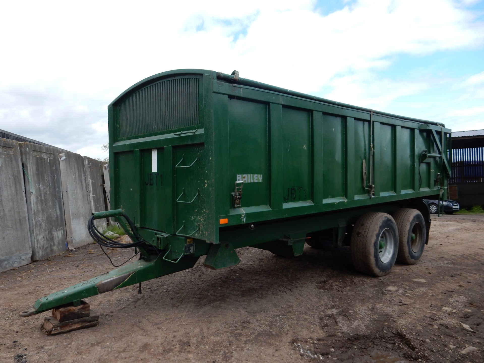 Bailey (2006) 16 tonne twin axle corn trailer with hydraulic tailgate and roller cover. - Image 4 of 4