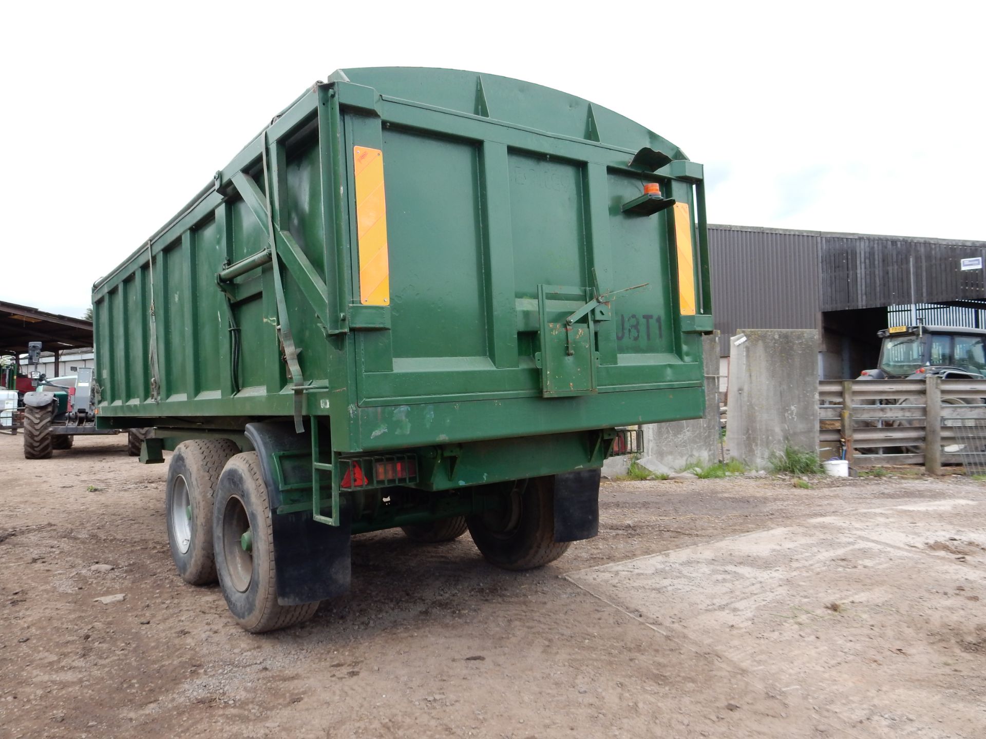 Bailey (2006) 16 tonne twin axle corn trailer with hydraulic tailgate and roller cover. - Image 2 of 4