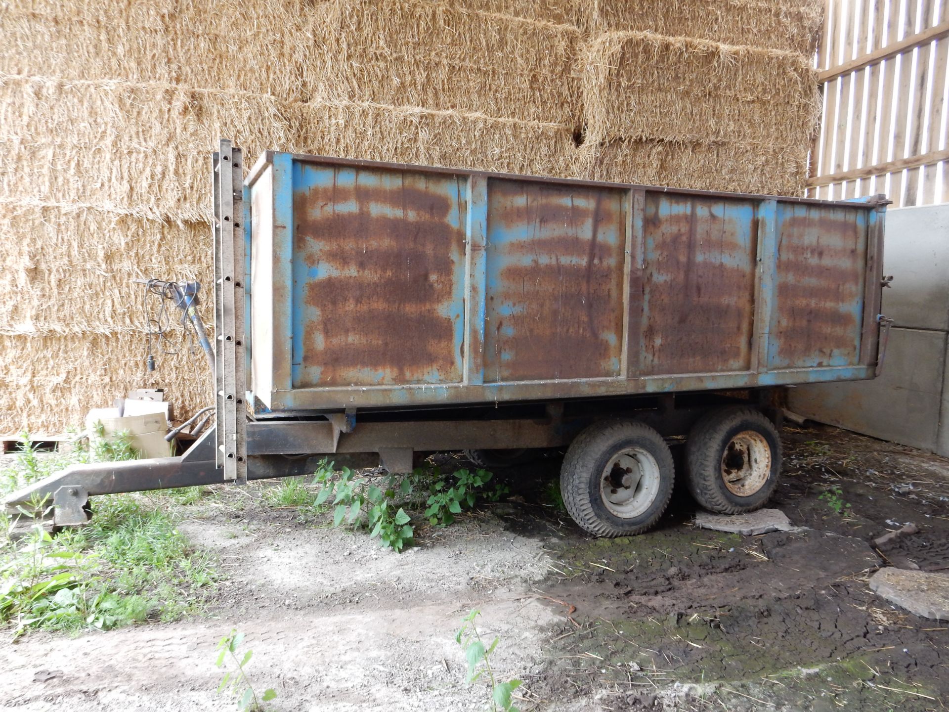 Tandem axle metal vintage grain trailer (sound) - Image 2 of 4