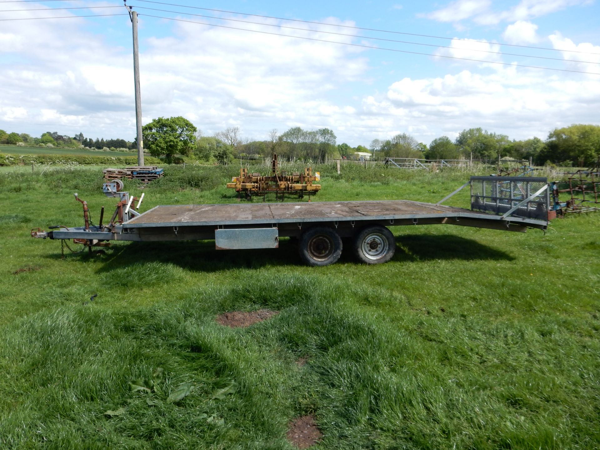 Indespension flatbed trailer with a hydraulic tipping bed. - Image 2 of 4