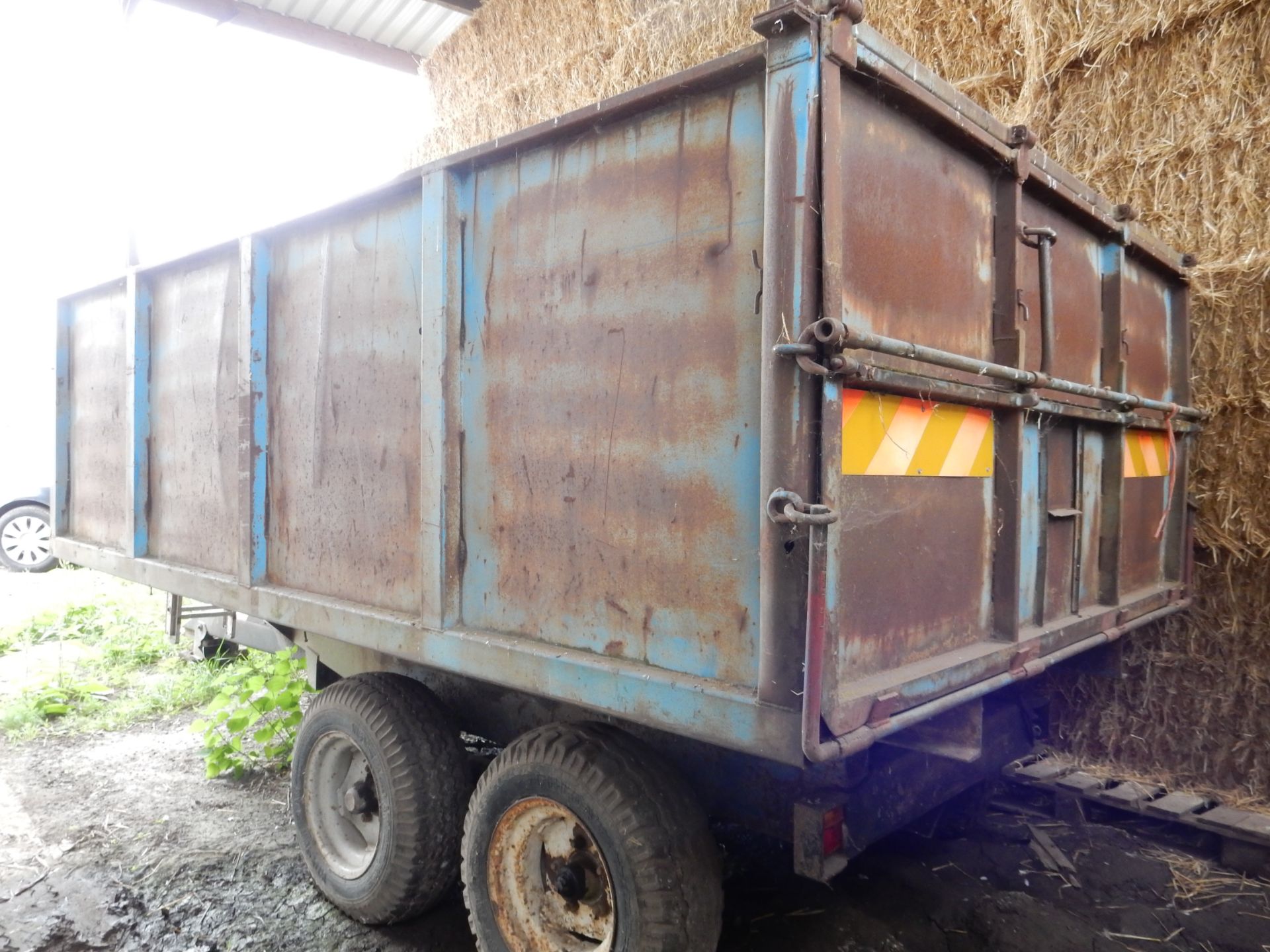 Tandem axle metal vintage grain trailer (sound)