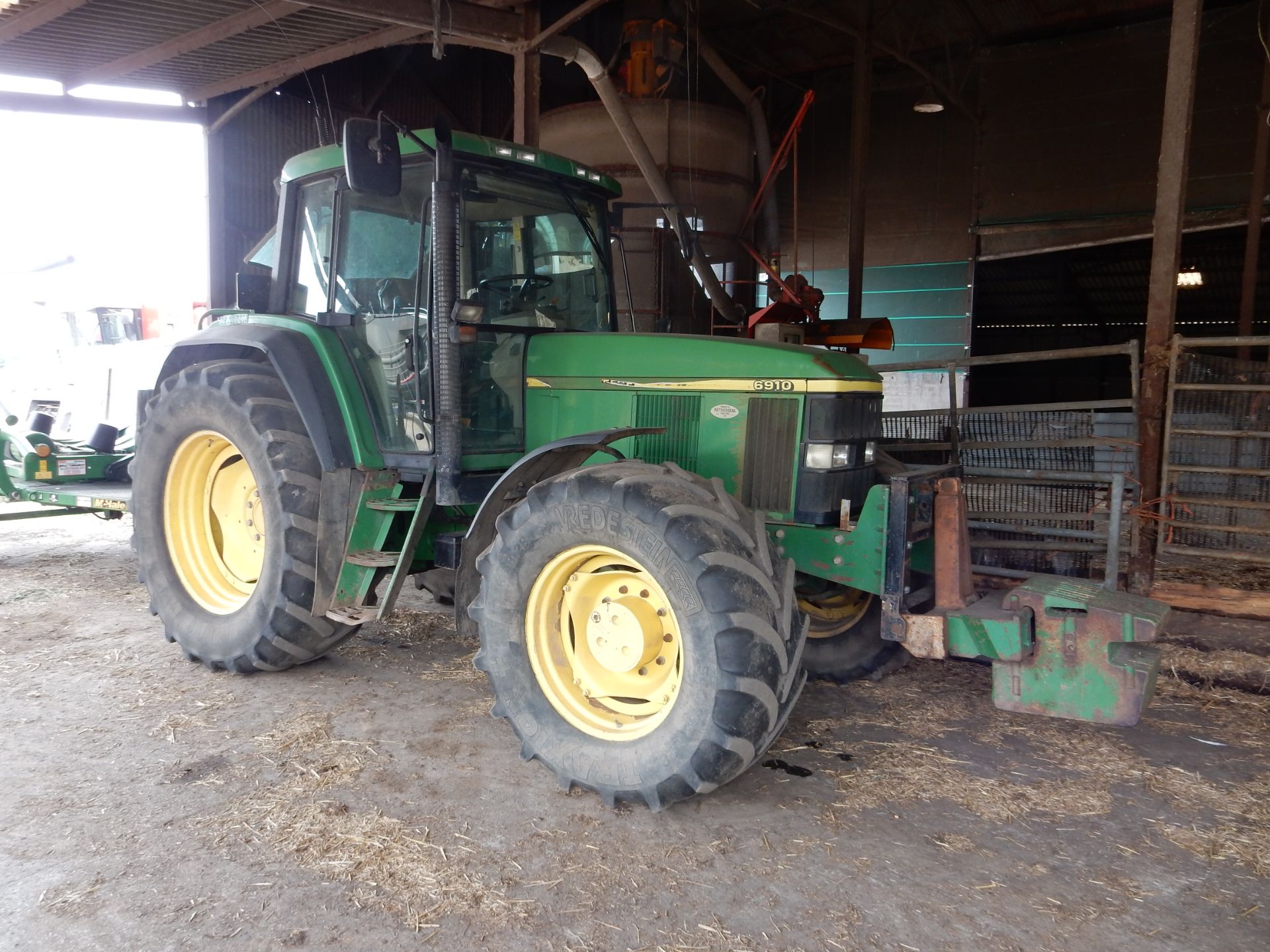 John Deere 6910 tractor (2000) W597 TJF - 8792 hours Tyres 10% 3 sets of spools - Image 3 of 4