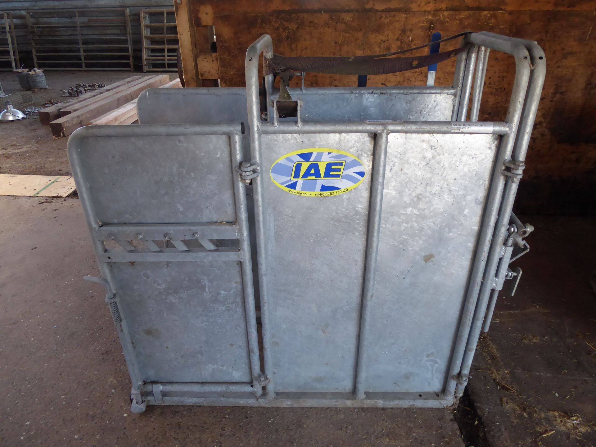 IAE Galvanised Large Dehorner Crate - Image 2 of 7