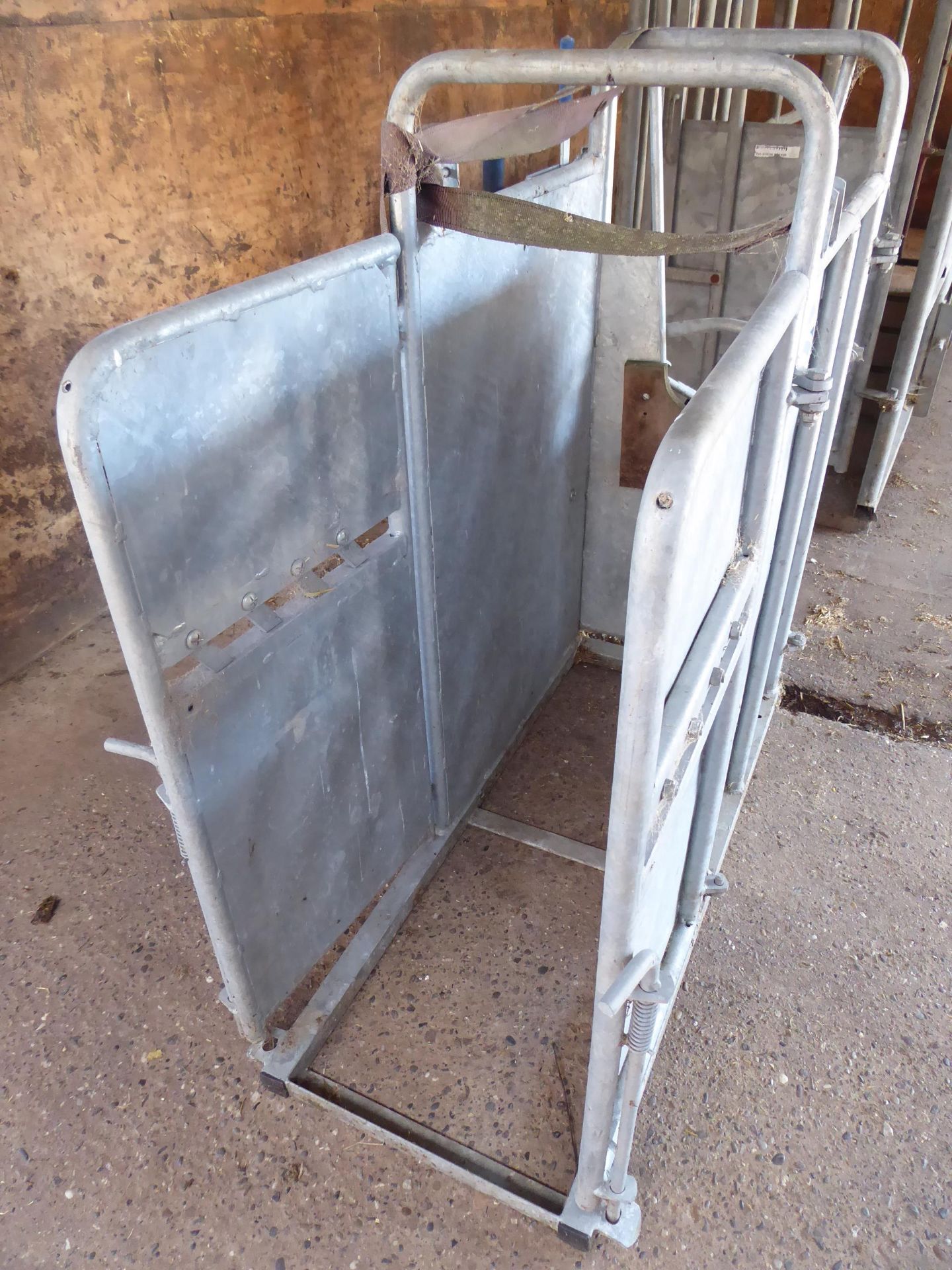 IAE Galvanised Large Dehorner Crate - Image 3 of 7