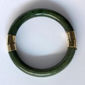 JADE ARMREIF mit 585/000 Goldmontur.