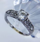 ART DECO BRILLANTRING Platin mit einem