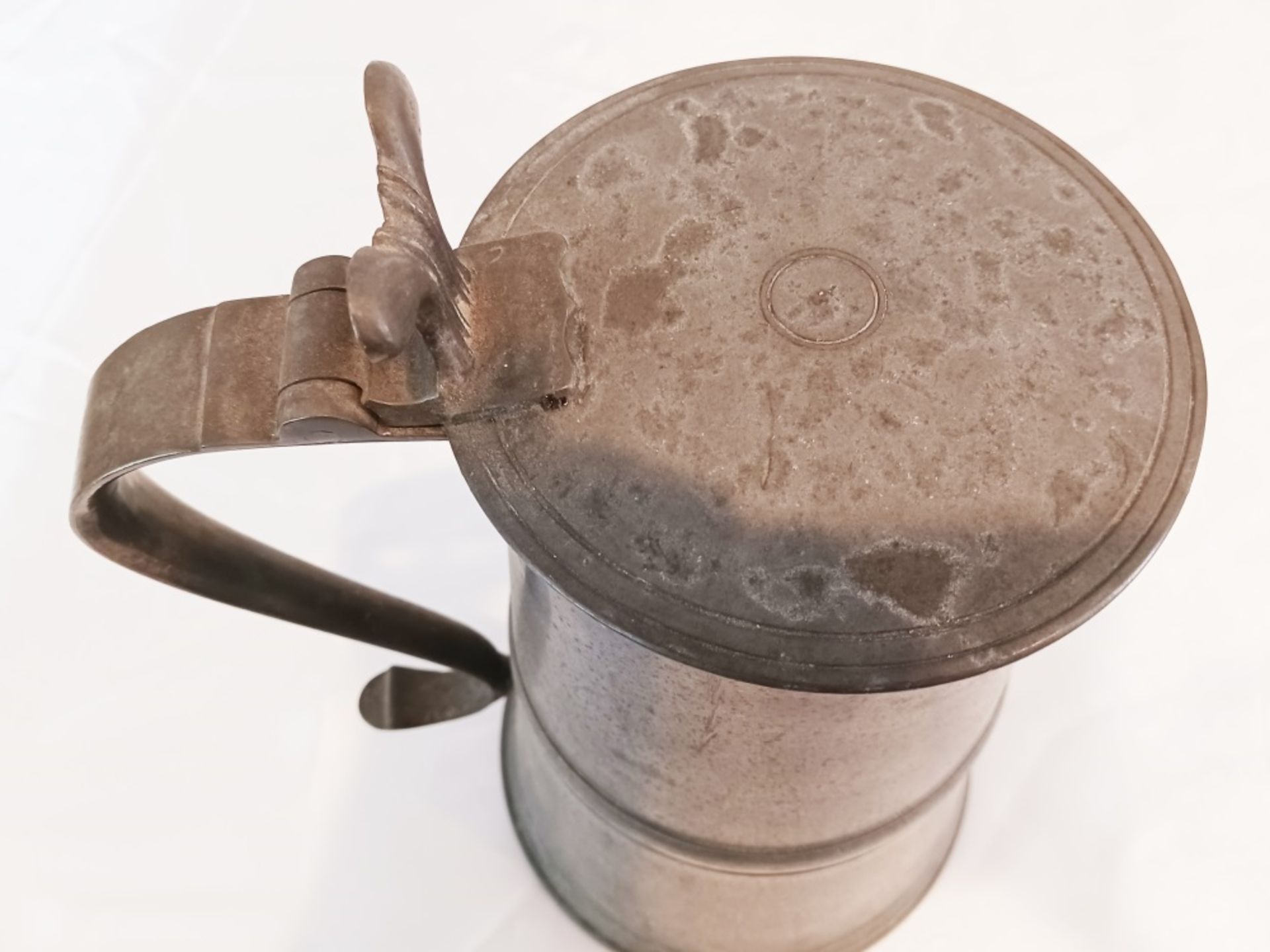 EARLY PEWTER FLAGON W/ ROLLED HANDLE - Image 6 of 7