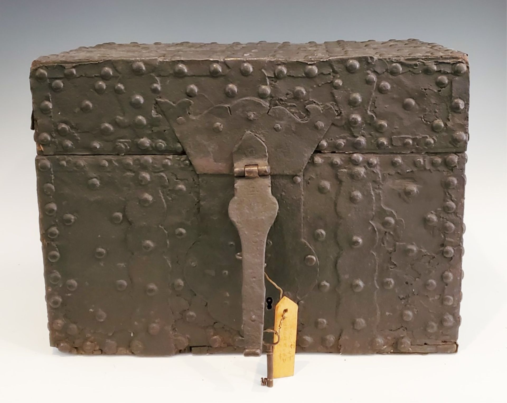 IRON STRONG BOX W/ FULL INTERIOR, CA. 16TH-17TH C. - Bild 2 aus 18