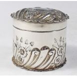 A Victorian silver gilt lined dressing table pot by Deakin & Francis, Birmingham 1899, 40g